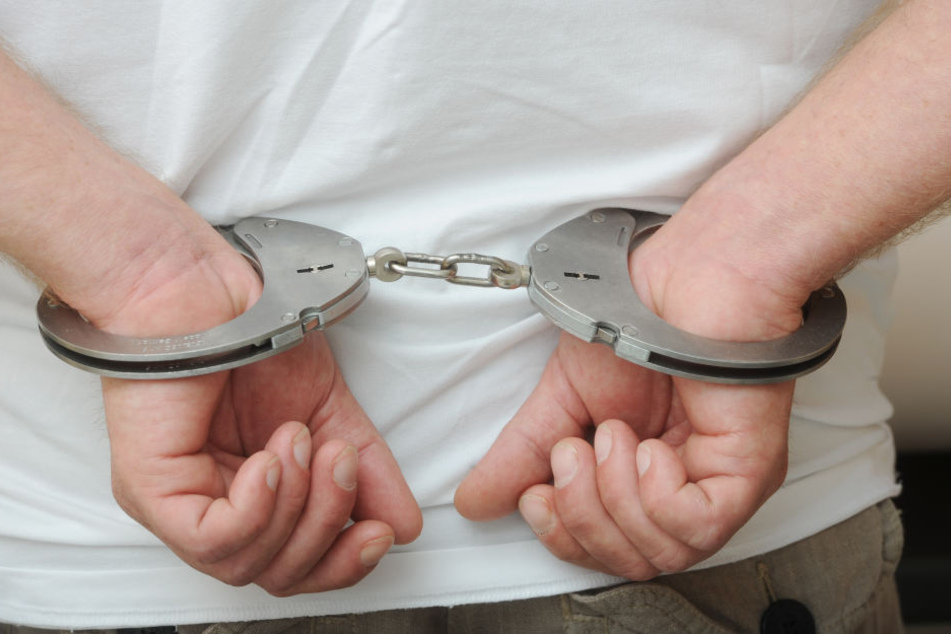 Der 40-Jährige steht im Verdacht, durch Diebstähle und Betrug 17.000 Euro Schaden verursacht zu haben.