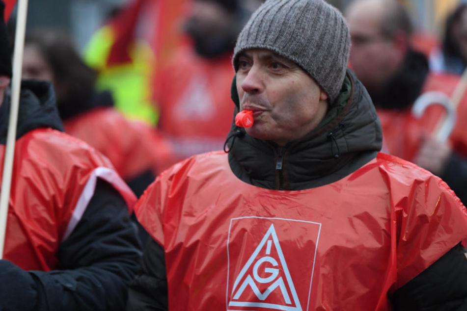 Teilnehmer bei einem 24-Stunden-Streik. (Symbolbild)