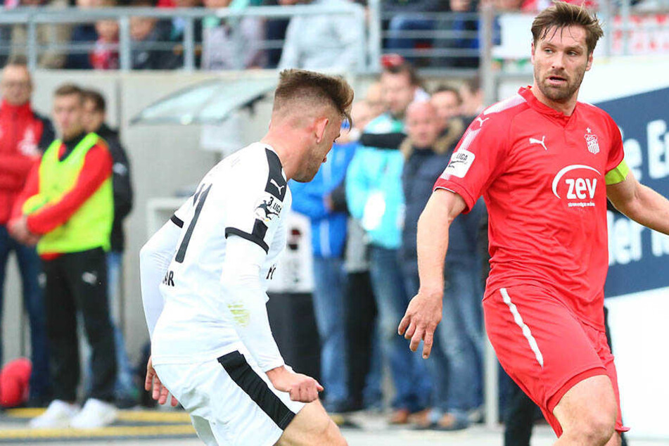 Der Jenaer Dennis Slamar beobachtet die Ballführung von Ronny König, dem FSV-Matchwinner.