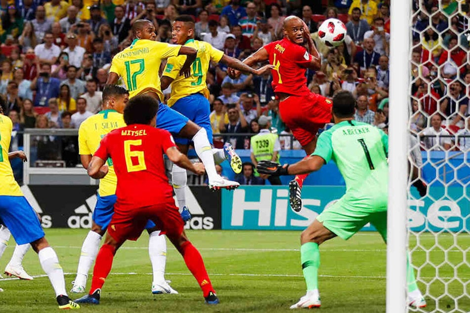 Der Anfang vom Ende für Brasilien: Fernandinho (Nummer 17) verlängert den Ball unglücklich zum 0:1 ins eigene Tor.