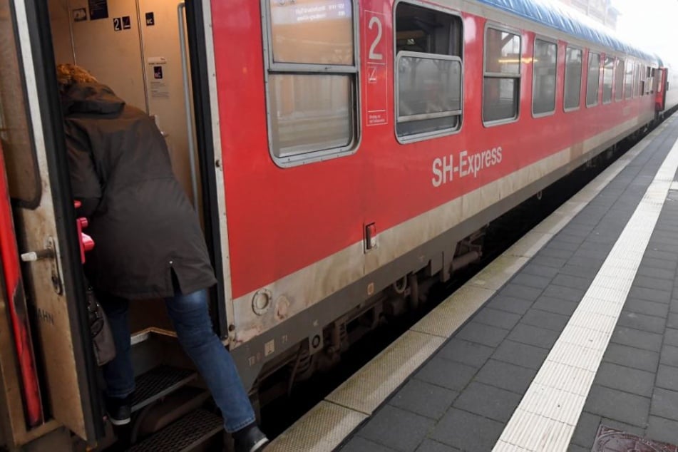 Der Junge war ohne Jacke am Bahnhof unterwegs. (Symbolbild)
