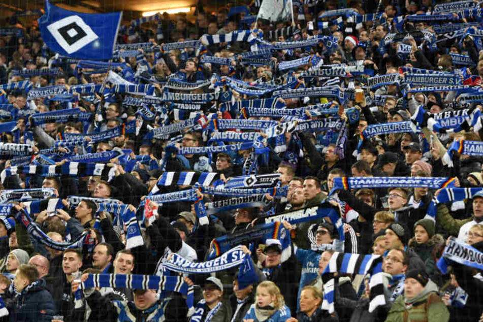 Die Fans des Hamburger SV feierten nach Spielende den Sieg ihrer Mannschaft.
