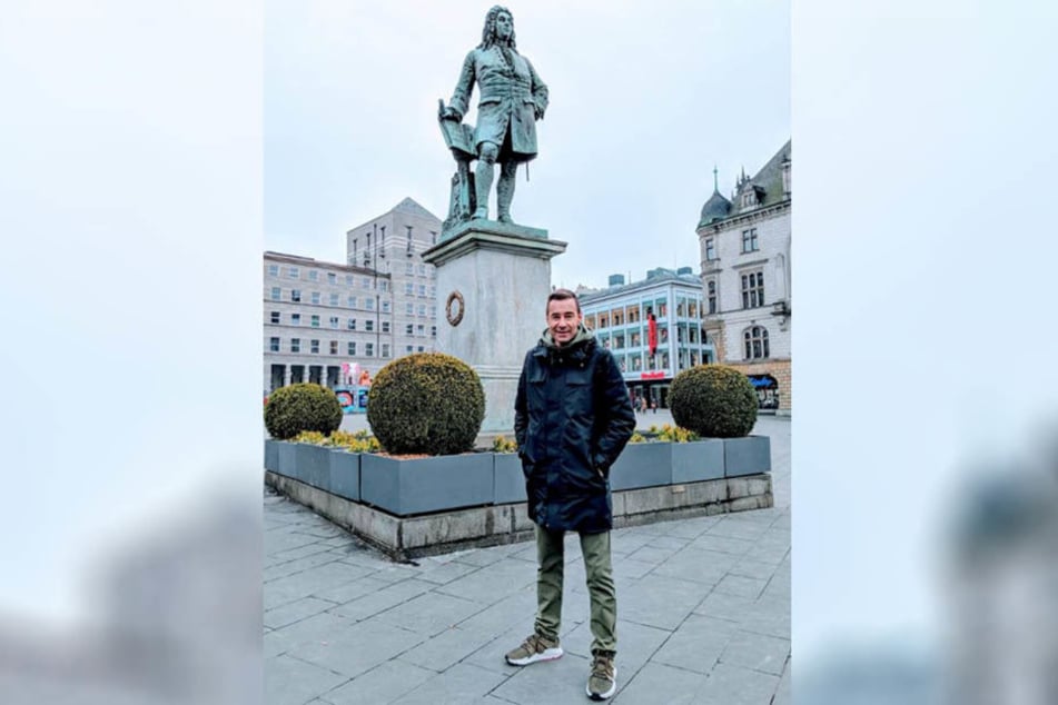Kai Pflaume vor dem Händel-Denkmal in Halle (Saale). Der Moderator war für Dreharbeiten in seiner alten Heimat.