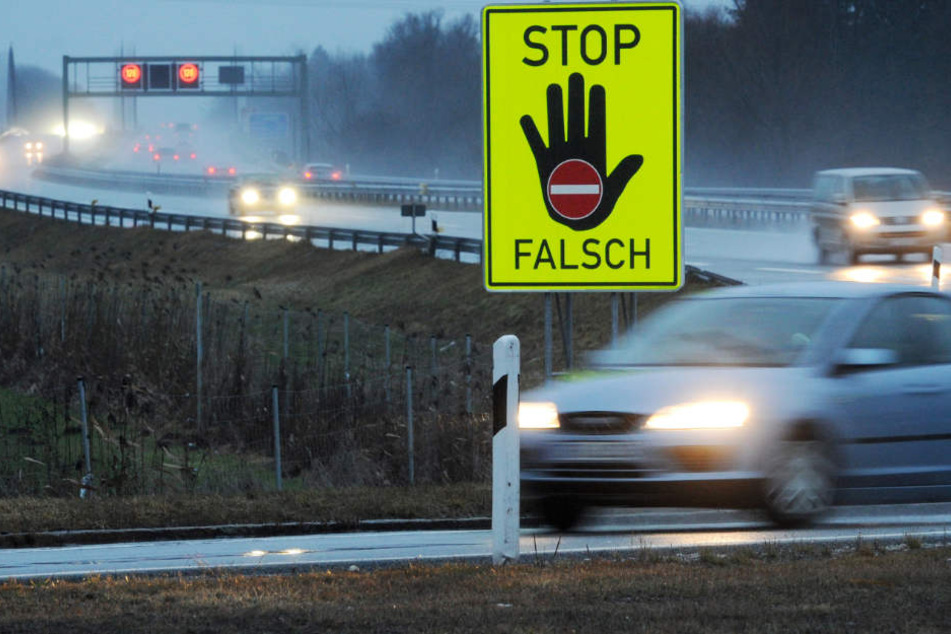 20 Autos kamen dem Mann aus Hövelhof entgegen. (Symbolbild)