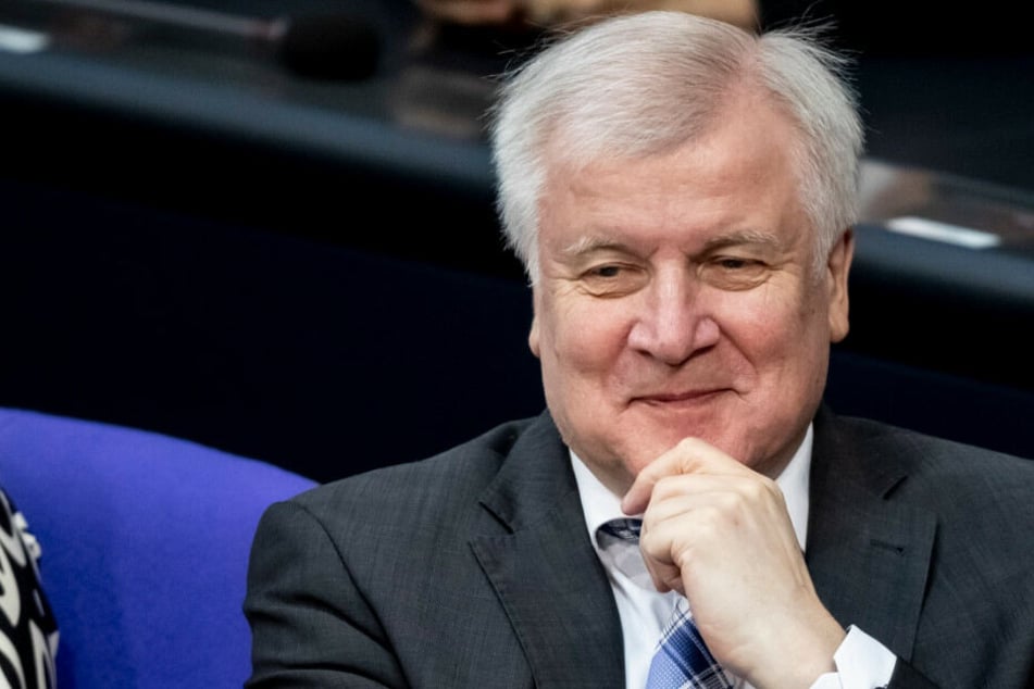 Horst Seehofer lächelt vor der Abstimmung.