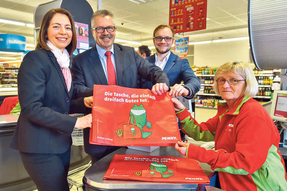Weg mit
Plastik!
Ordnungsbürgermeister
Miko
Runkel
(56, parteilos,
2.v.l.)
hat die ersten
Mehrwegtaschen
von
Penny begutachtet.