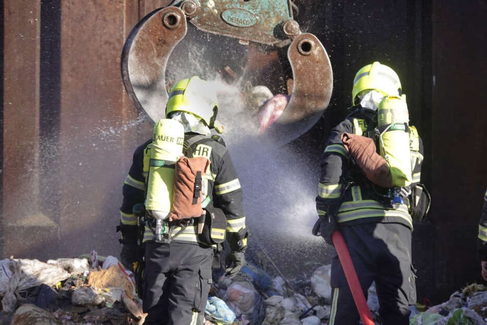 Die Feuerwehr konnte den brennenden Müll schnell löschen.