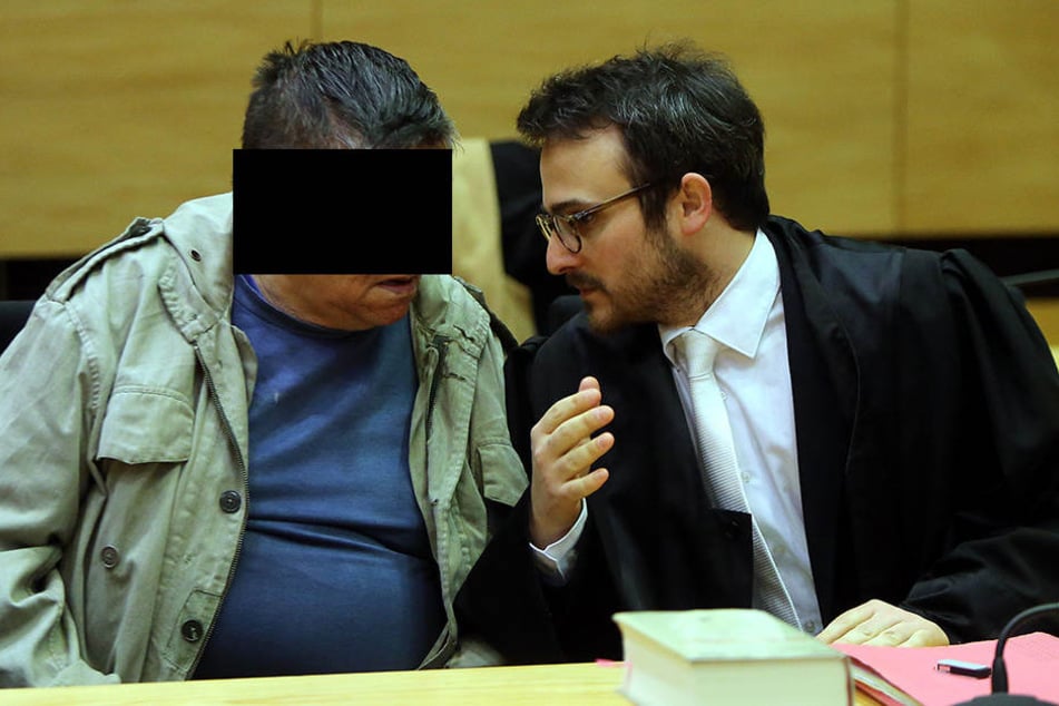 Der 69-jährige Angeklagte berät sich hier mit seinem Verteidiger.