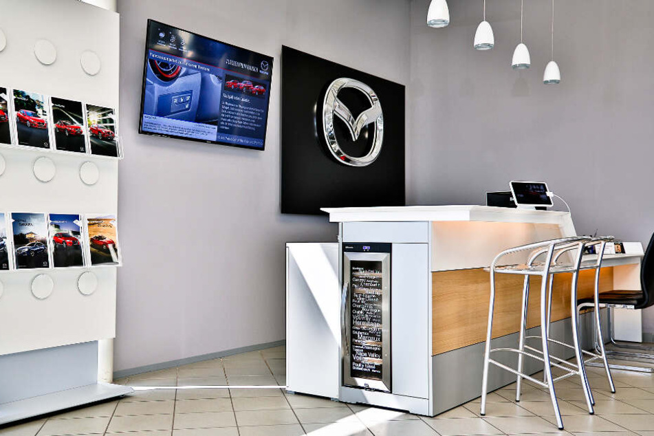 Das ist der moderne Showroom im Autohaus Rausch.