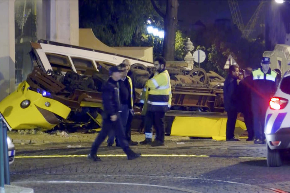 Die Straßenbahn wurde bei dem Unfall völlig zerstört.