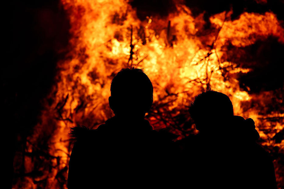 In der Nacht vor der eigentlichen Veranstaltung zündeten Unbekannte das Osterfeuer in Hövelhof an. (Symbolfoto)
