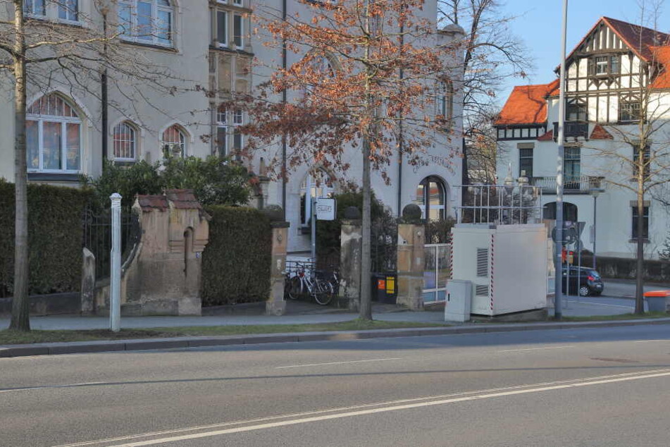 Fundament und Mast des neuen Blitzers sind schon gesetzt, den Einbau der Sensoren in die Straße verhindern momentan die kalten Temperaturen.