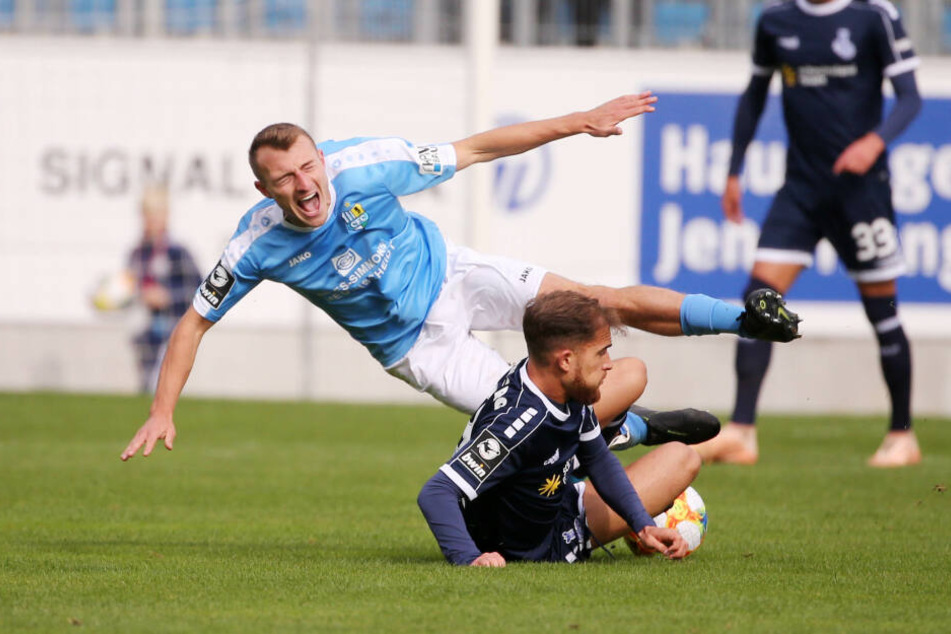 Daniel Bohl fliegt über den liegenden Ahmet Engin.