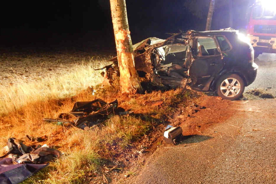 Der Mann krachte mit seinem Auto gegen ein Baum.