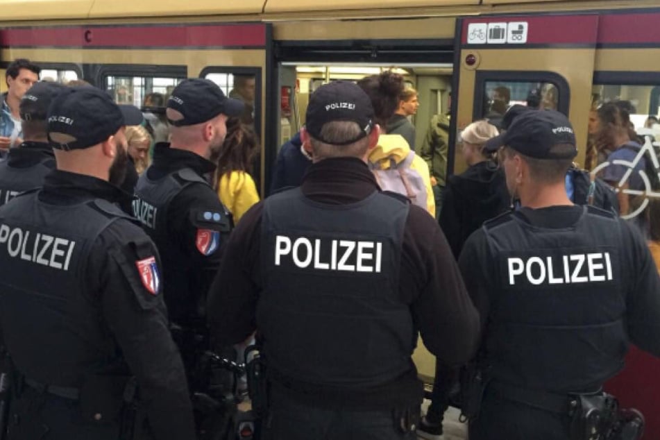 Die Fahrgäste werden von der Berliner Bundespolizei auf Waffen aller Art kontrolliert.