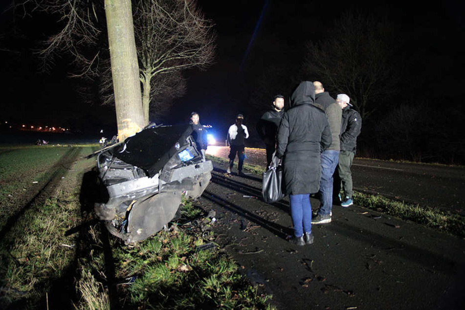 Der 25-Jährige krachte gegen einen Baum.