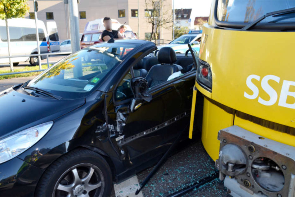 Totalschaden: der Peugeot der 26-Jährigen nach dem Unfall.