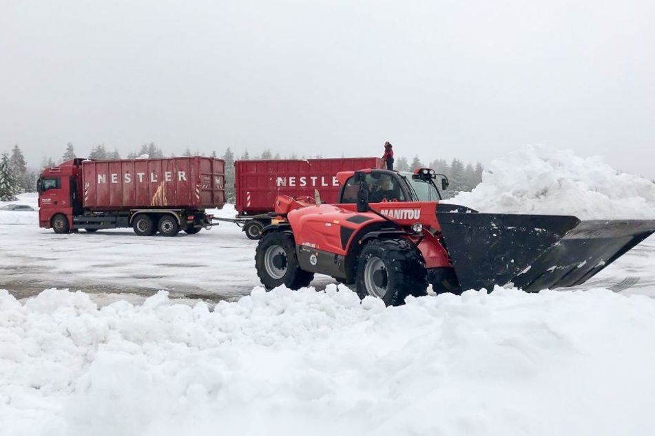 Die Schneemassen am Fichtelberg werden abtransportiert.