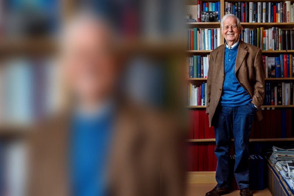 Kurt Biedenkopf vor der großen Bücherwand in seinem Dresdner Büro. Viele Stunden in der Woche geht der 89-Jährige noch zum Arbeiten in die Anwaltskanzlei.