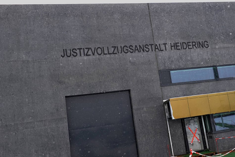 Das Tor zur neuen Justizvollzugsanstalt Heidering in Großbeeren (Brandenburg).