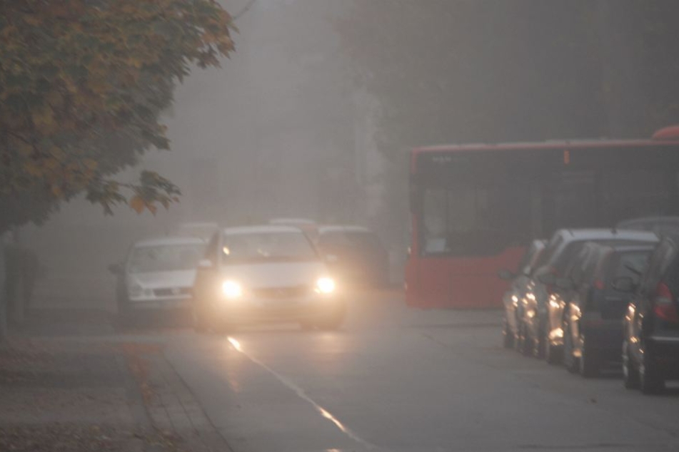 Für Autofahrer sollte im Herbst das Abblendlicht Pflicht sein.