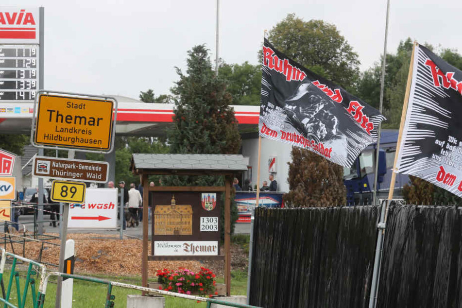 Fahnen der rechten Szene wehen in Themar. Zu einem Neonazi-Konzert in Südthüringen werden mehr als 5000 Rechte und rund 2000 Gegendemonstranten erwartet.