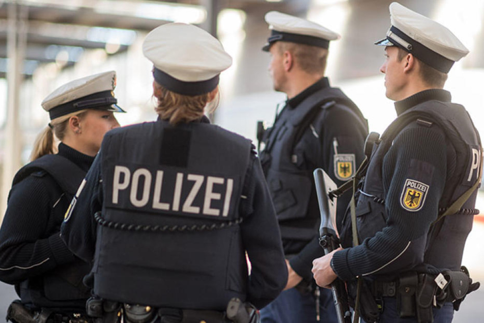 Ein Reichsbürger randalierte am Montagnachmittag am Bahnhof Aschersleben. Bundespolizisten vernahmen den Mann. (Symbolbild)