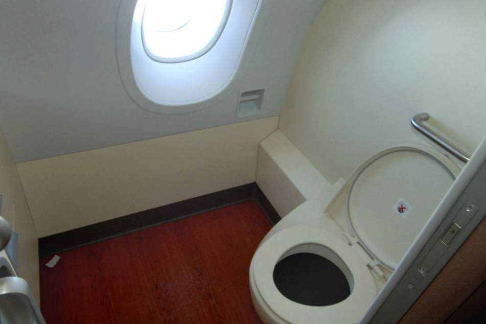 Berichten von US-Medien zufolge fanden die Putzleute den fünf oder sechs Monate alten Fötus am Dienstag in der Toilette des Flugzeugs.