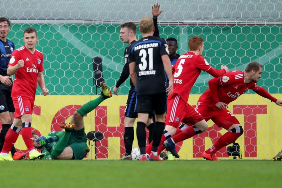 Pierre-Michel Lasogga (r.) aus Hamburg bejubelt das Tor zum 1:0.