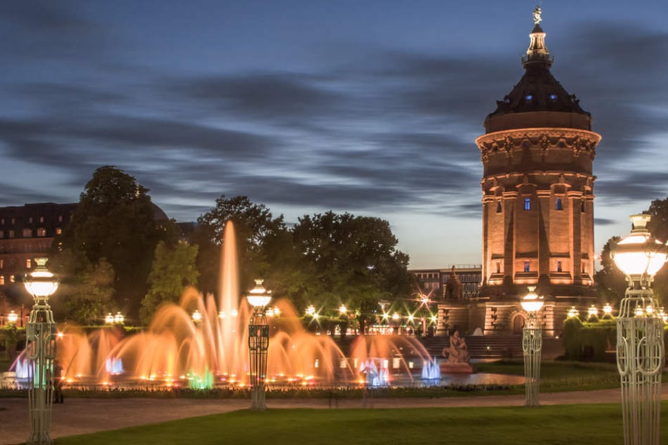 Wenn es dunkel wird in Mannheim (im Bild: der Wasserturm), dann beginnt künftig die Arbeitszeit des Nachtbürgermeisters.