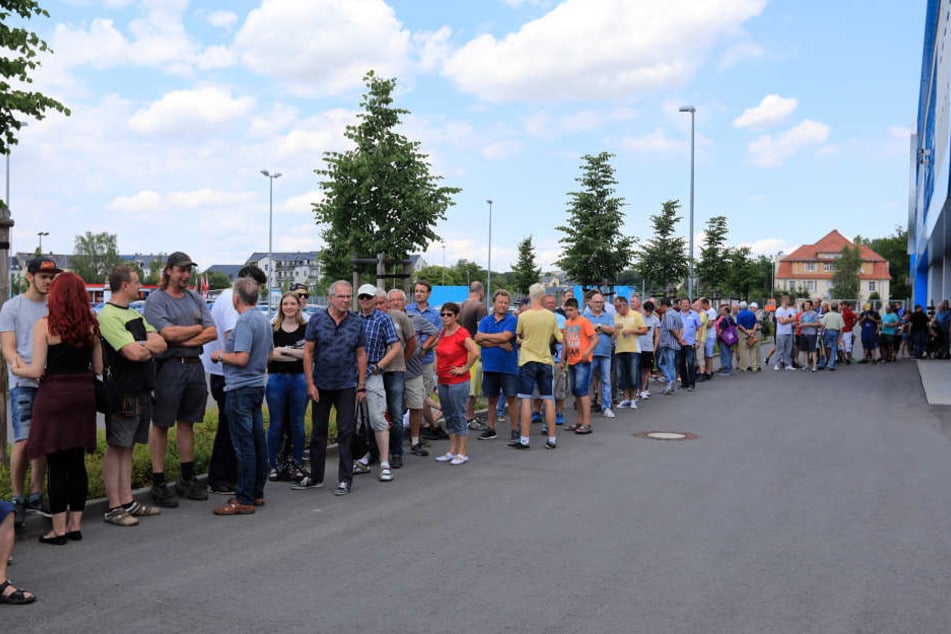 Hunderte Fans wollen ein Ticket für den Pokalkracher CFC - FC Bayern München.