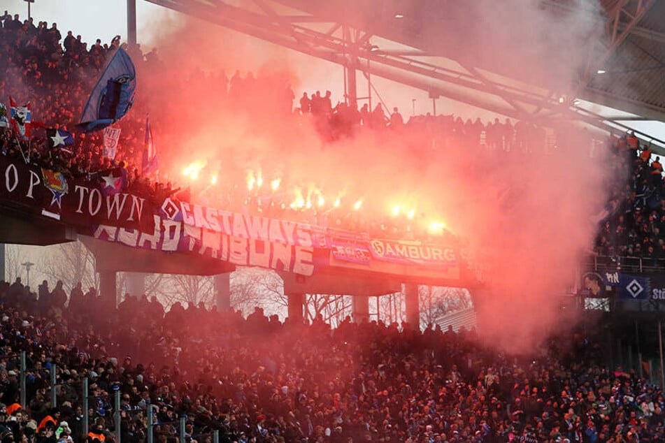 In der Gästekurve zündeten HSV-Fans Pyrotechnik. Das soll der Auslöser für die Ausschreitungen gewesen sein.