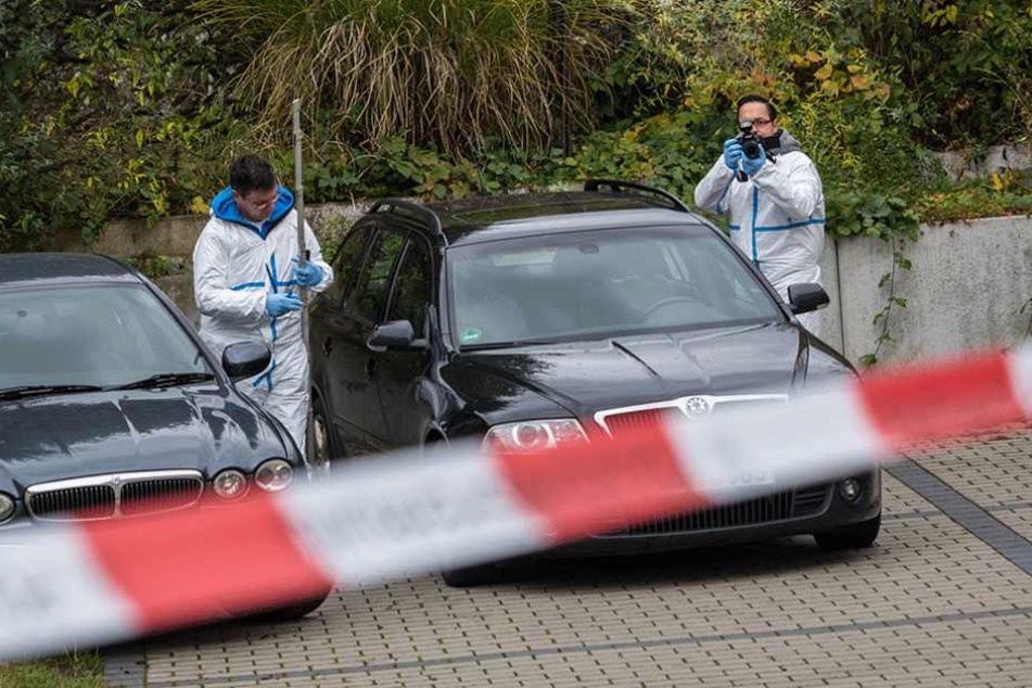 Beamte der Spurensicherung untersuchen in Georgensgmünd (Bayern) zwei Fahrzeuge.