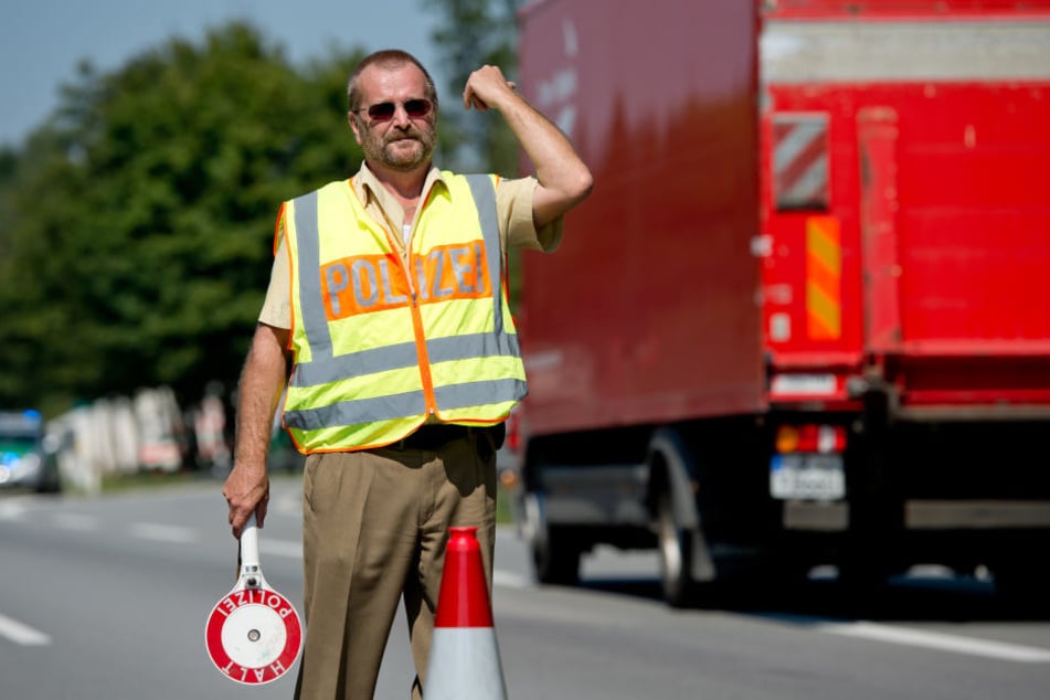 Die Polizei fahndet nach dem Lkw, auf dem die Flüchtlinge mehrere Tage unterwegs waren. (Symbolfoto)