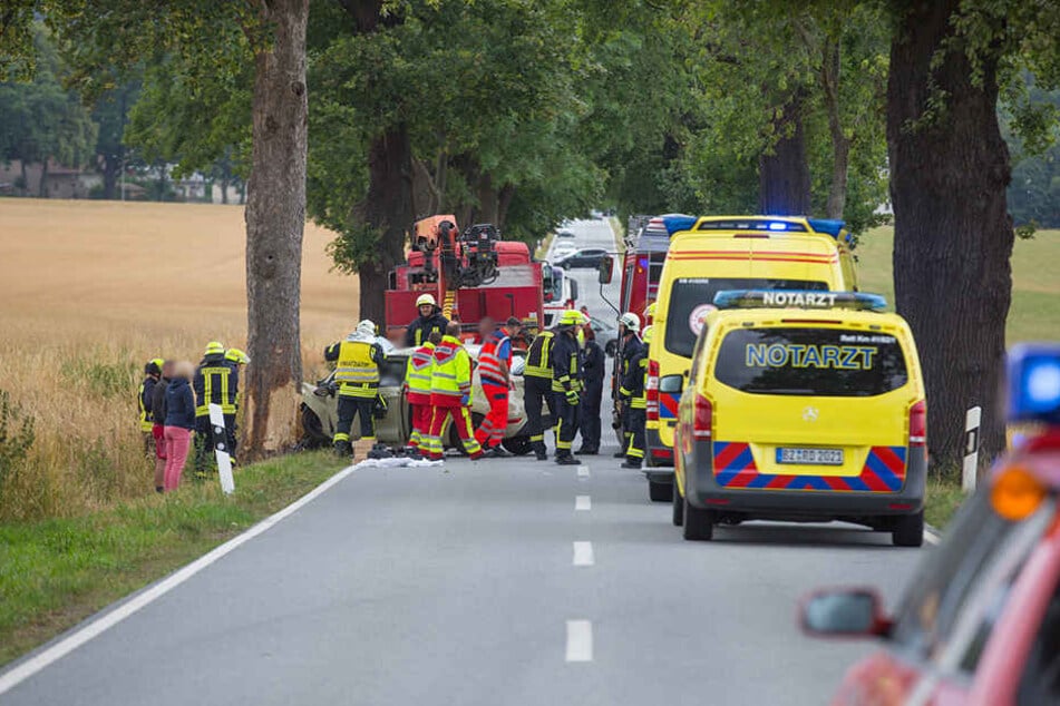 Rettungskräfte stehen auf der Königsbrücker Straße bei Kamenz.