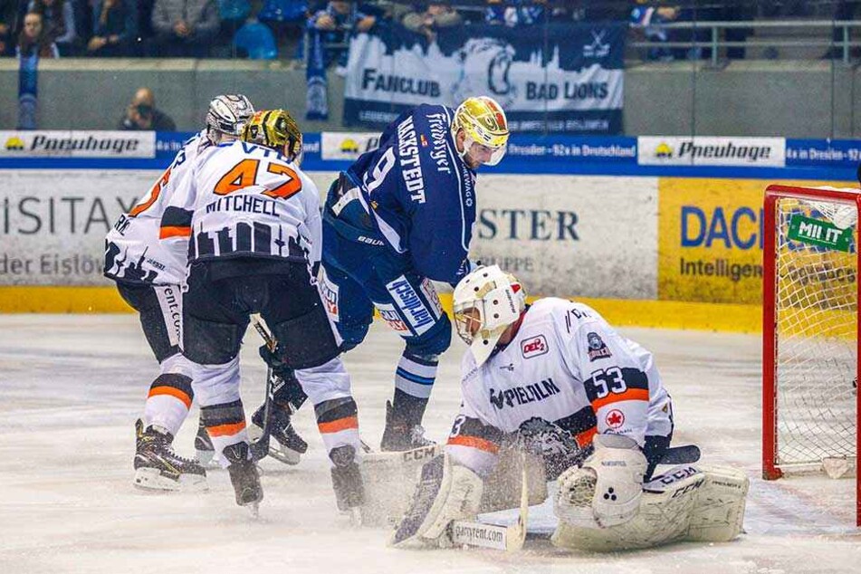 Eislöwen-Stürmer Jordan Knackstedt (3.v.l.) tanzte beim Treffer zum 1:0 mehrere Frankfurter Spieler aus und netzte die Scheibe ein.