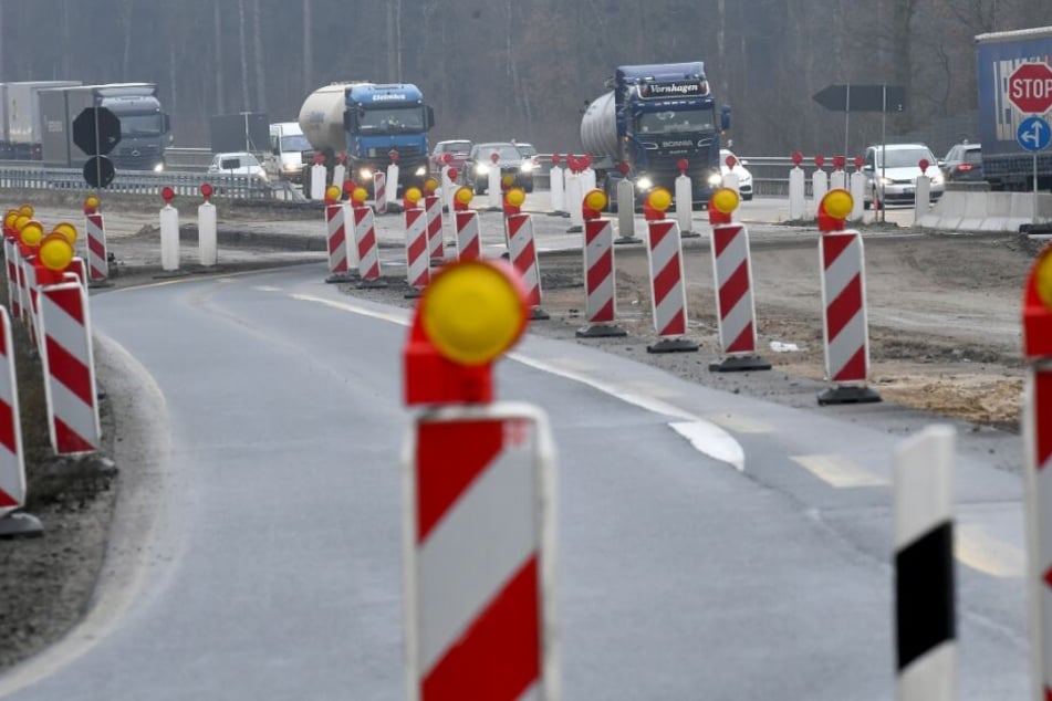 Baustellen engen die A7 auf zwei Spuren in die Fahrtrichtungen nach Norden und Süden zwischen den Anschlußstellen Bad Fallingbostel und dem Walsroder Dreieck ein.
