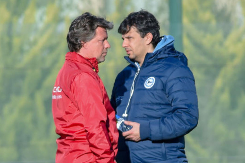 Ein Fan wirft Sport-Geschäftsführer Samir Arabi (rechts) Misswirtschaft vor.
