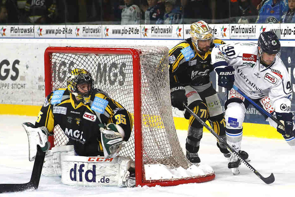 Eislöwen-Stürmer Nick Huard (r.) ackerte gestern viel vorm Bayreuther Kasten. Eingenetzt haben seine Teamkollegen.