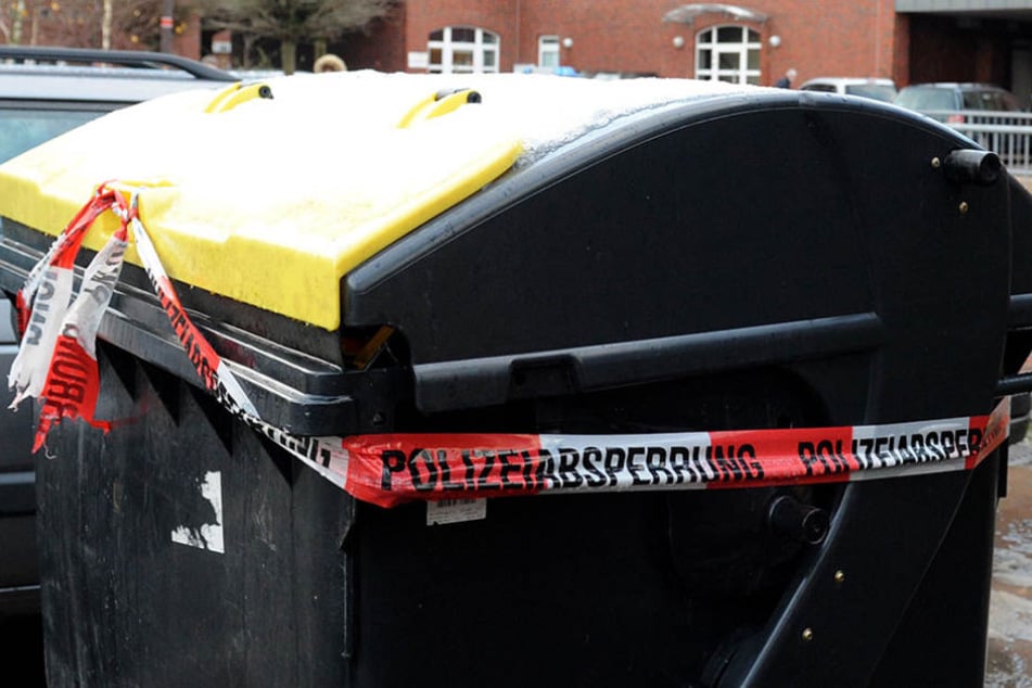 Bei der Durchsuchung der Täter-Wohnung, entdeckten die Polizisten die Leiche in einer Mülltonne. (Symbolbild)
