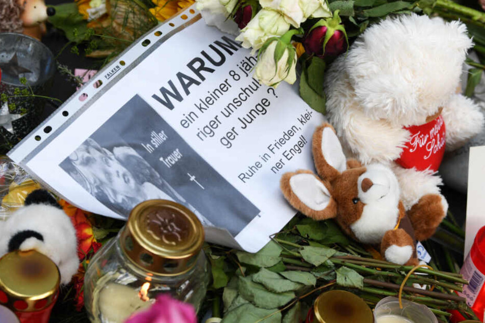 Ein Zettel mit der Aufschrift "Warum ein kleiner 8-jähriger unschuldiger Junge?" wurde am Gleis 7 des Hauptbahnhofs abgelegt.