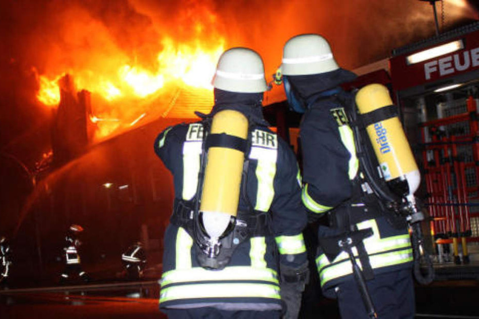 Die Feuerwehr konnte die Flammen unter Kontrolle bringen. 14 Leute wurden durch das Feuer verletzt. (Symbolbild)