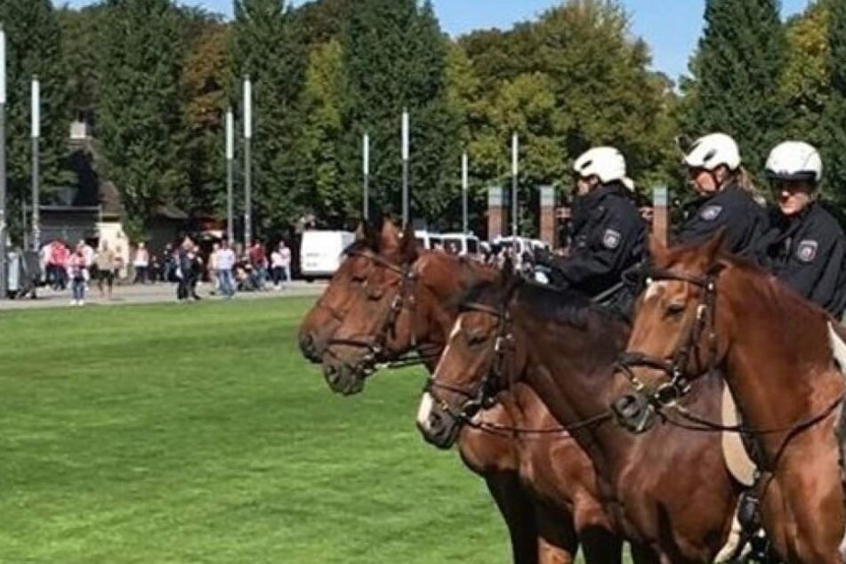 Berittene Polizeibeamte vor dem Bundesliga-Derby.