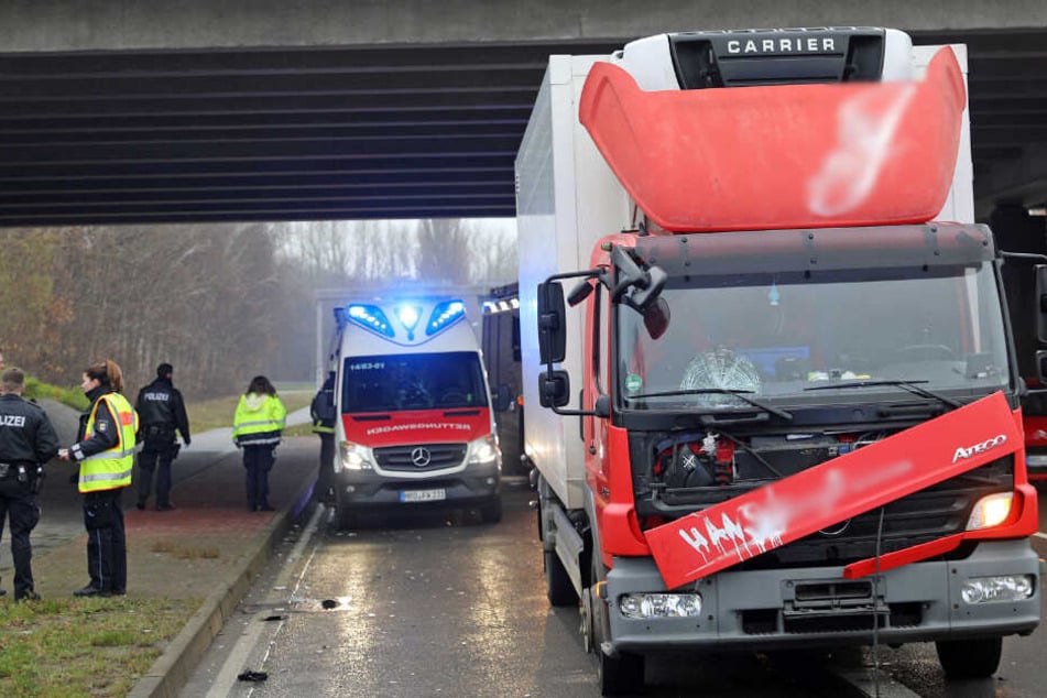In der Fensterscheibe klaffte nach dem Unfall ein Loch.