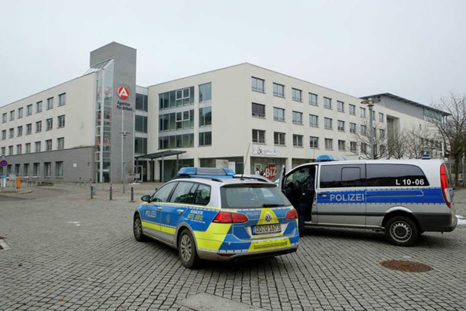 Die Leipziger Polizei beim Einsatz vor dem Arbeitsamt in der Georg-Schuhmann-Straße