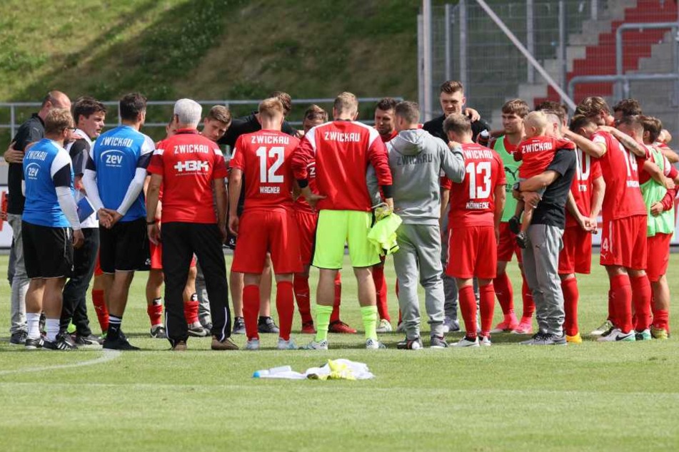 FSV-Coach Torsten Ziegner (3.v.l.) nahm seine Truppe nach dem Spiel zusammen und schwor sie ein.