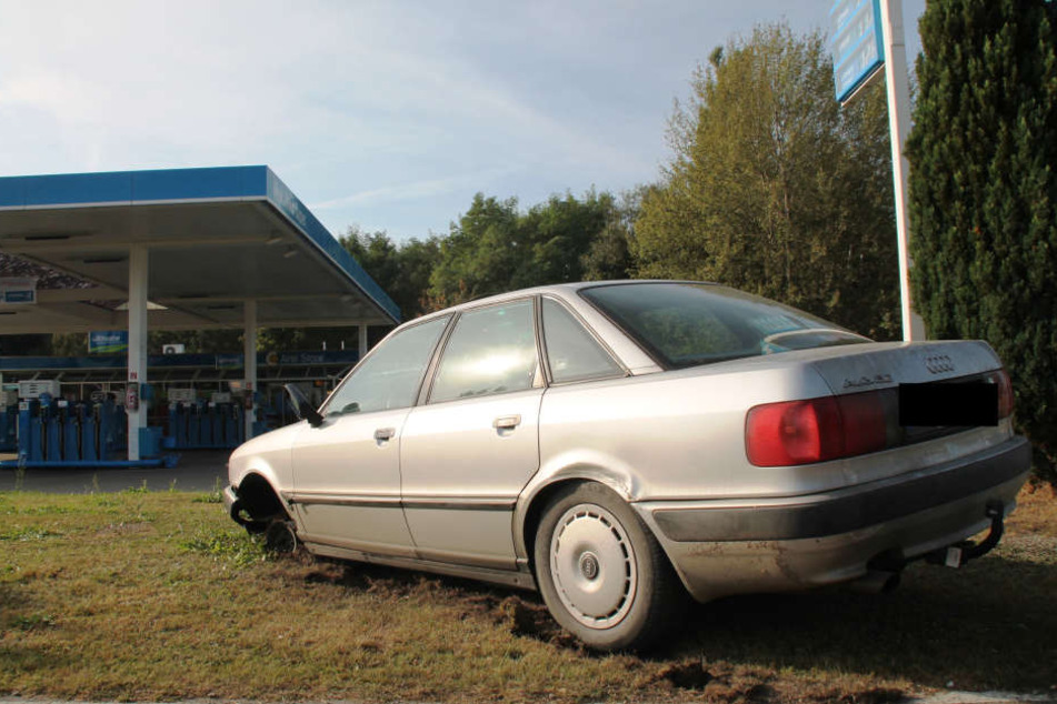 Auf einer Wiese vor der Tankstelle an der Dresdner Straße war Schluss: Die 54-Jährige fuhr sich fest.