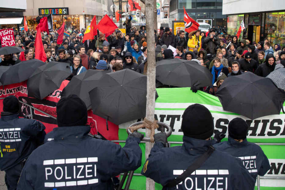 Mehrere hundert Polizisten waren am Samstag in der Stuttgarter Innenstadt im Einsatz.