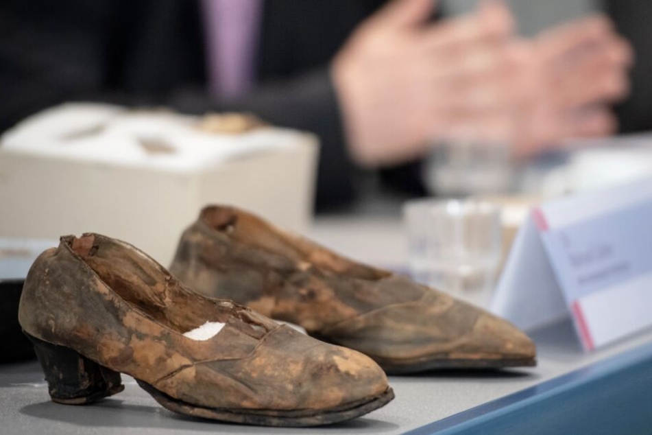 Diese Damenschuhe gehörten wohl eines der Opfer.