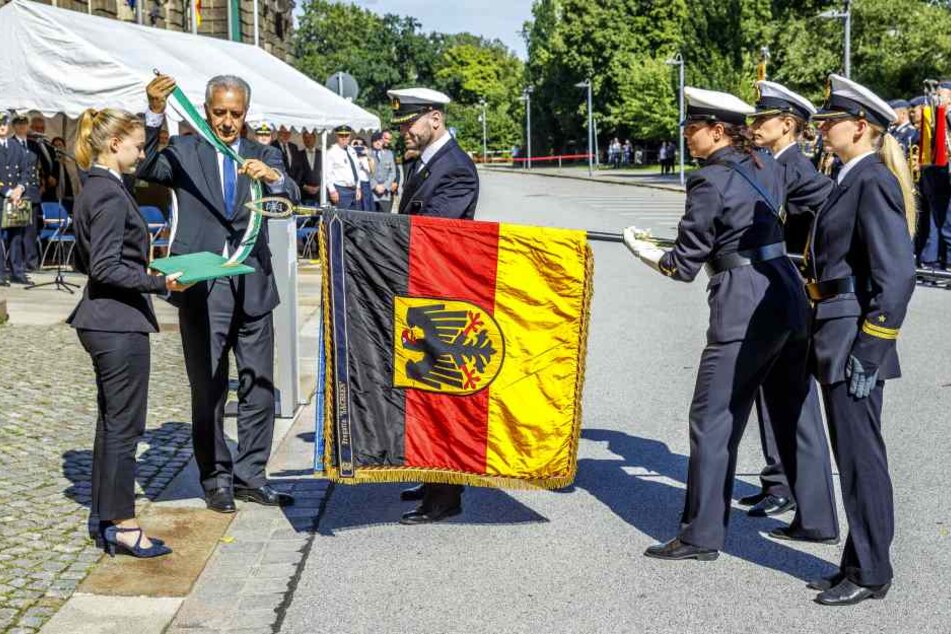 Fahnenband-Verleihung mit Ministerpräsident Stanislaw Tillich und Matrosen der Fregatte "Sachsen".